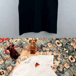 로에베 X 하울의움직이는성 가슴포켓자수로고 라운드 반팔 티셔츠 (2컬러)