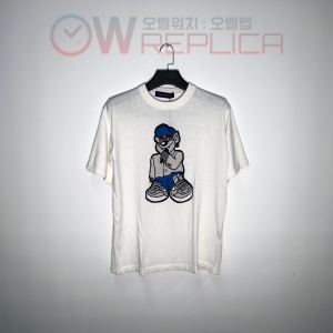 GOD공장 루이비통 가슴캐릭터로고 화이트 라운드 반팔 니트 티셔츠